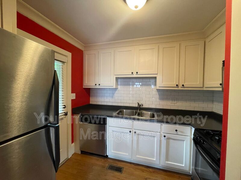 Adorable 2 bedroom, 1 bath duplex in the heart of Kirkwood property image